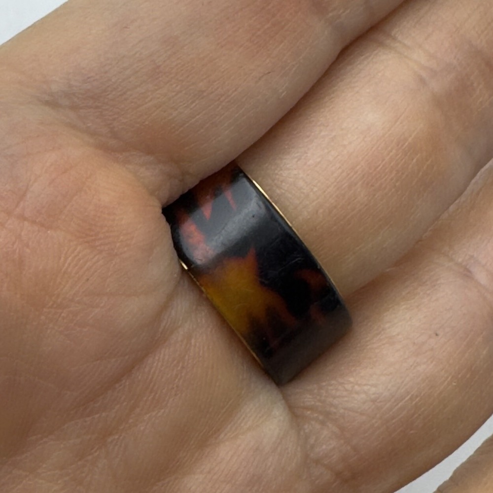 Sz 8 Michael Kors Gold Tone Tortoise Shell Design Band Ring Heritage Logo Plaque - Picture 2 of 9